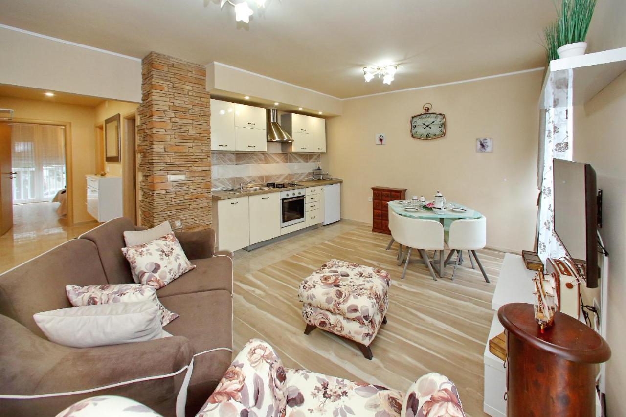 Few Steps From The Center - New And Modern For 4 Persons Apartment *